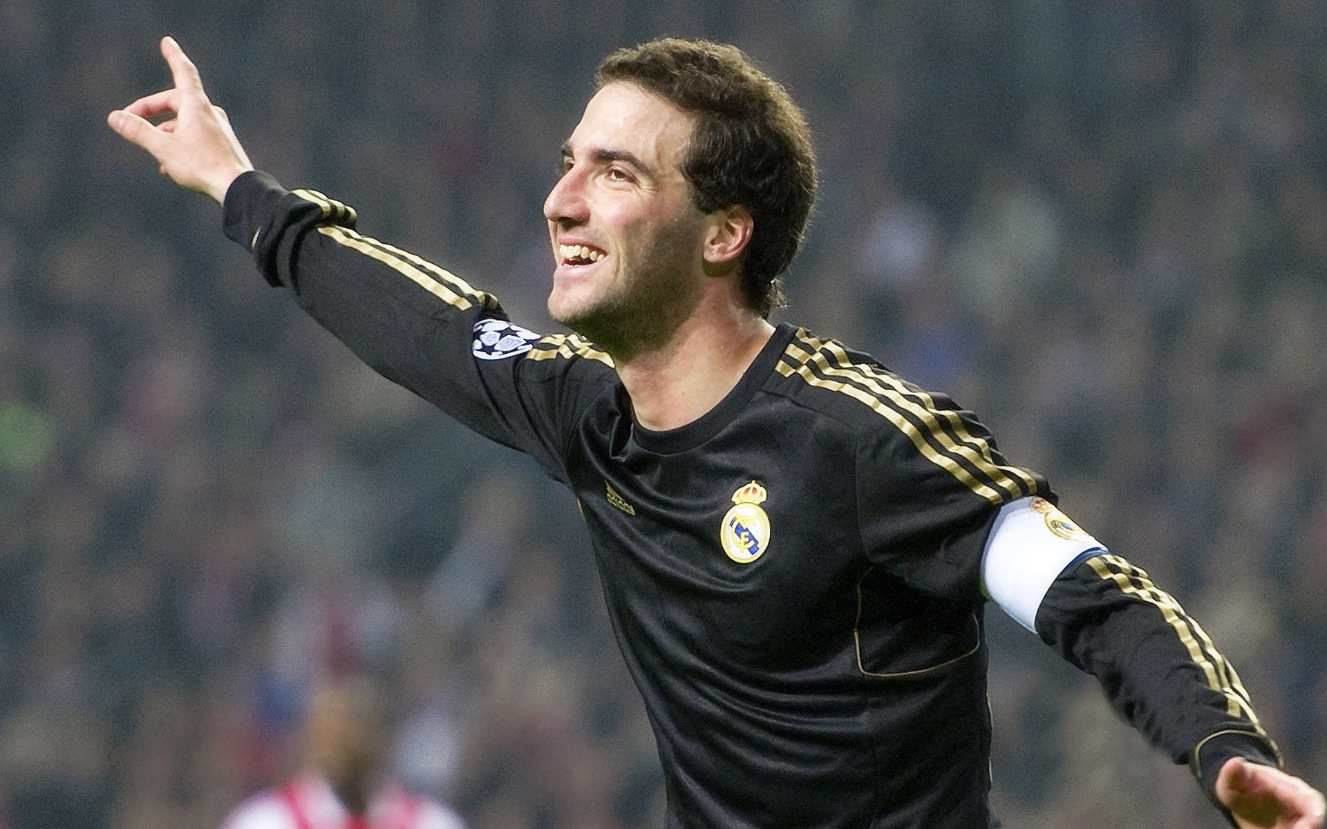 利雅得新月外援组合大放异彩，利雅得新月球衣品牌